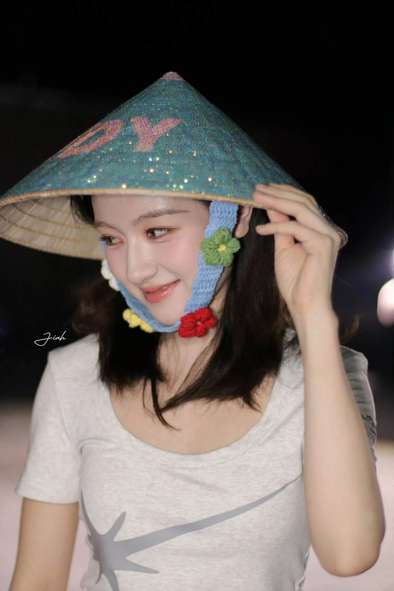 Mỹ nhân bị miệt thị vì nặng đến nỗi bạn diễn bế không nổi: Giờ đẹp phong thần, đội nón lá Việt gấp đôi visual - Hình 1