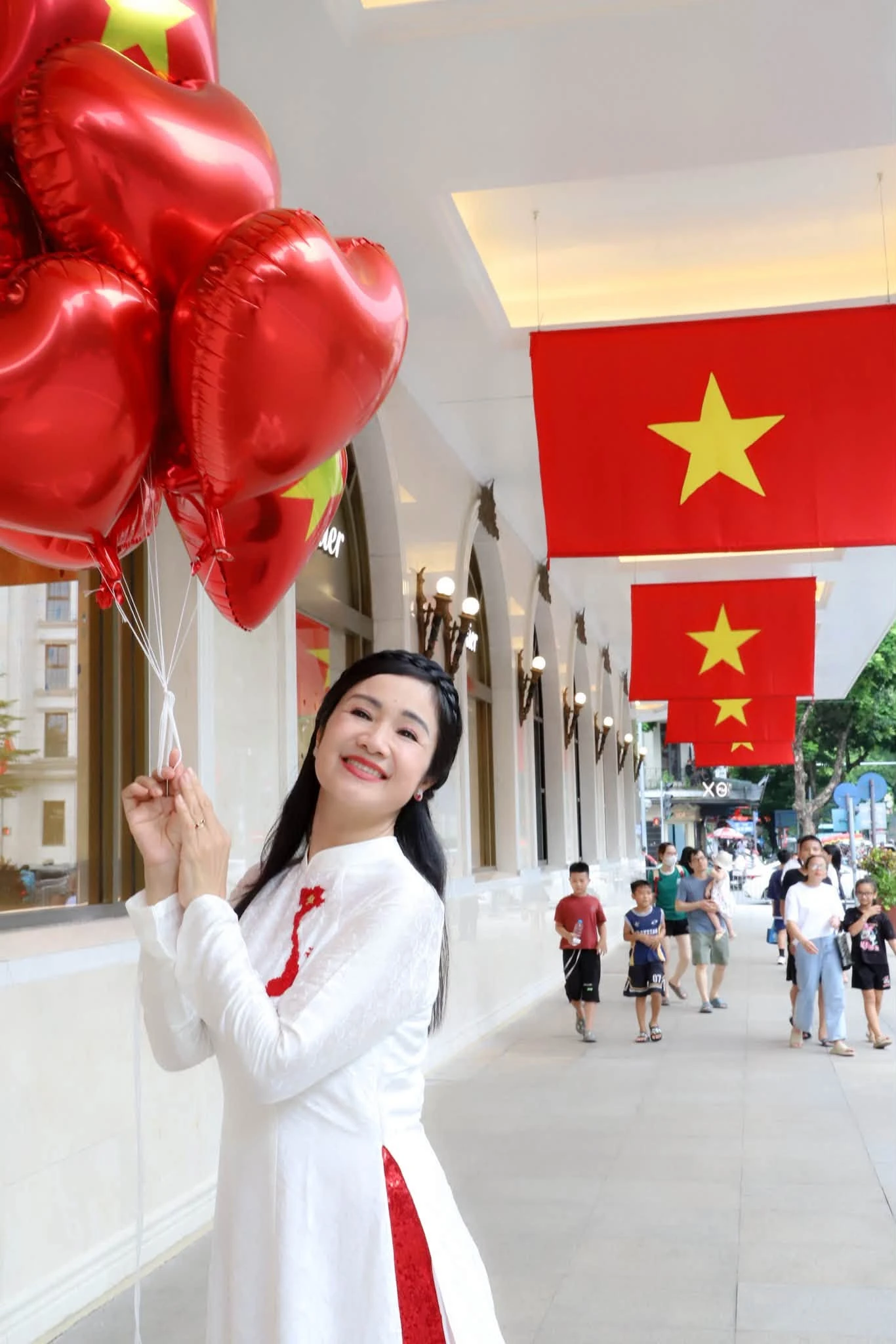 Quốc khánh 2/9: Đại tá Tự Long, NSND Thu Hà và sao Việt phủ đỏ mạng xã hội - Hình 3