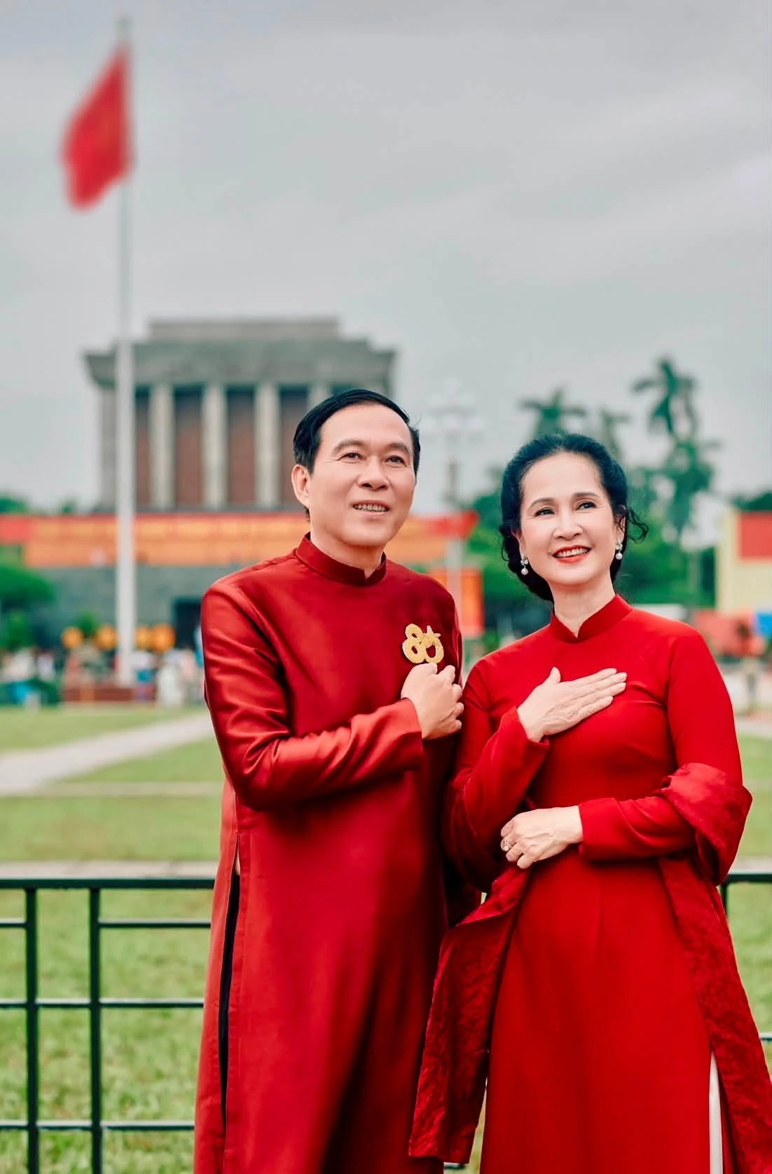 Quốc khánh 2/9: Đại tá Tự Long, NSND Thu Hà và sao Việt phủ đỏ mạng xã hội - Hình 17