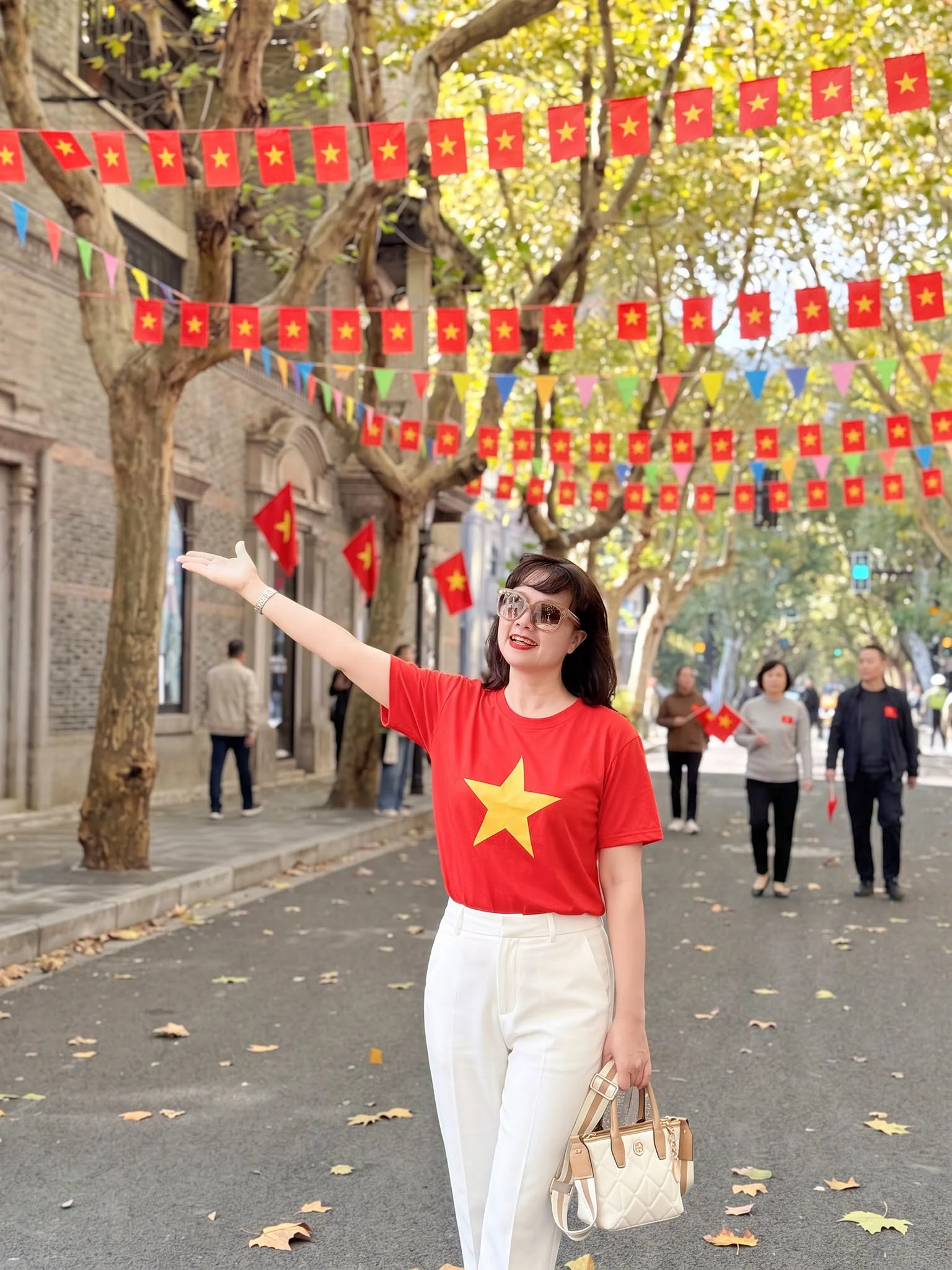 Quốc khánh 2/9: Đại tá Tự Long, NSND Thu Hà và sao Việt phủ đỏ mạng xã hội - Hình 14
