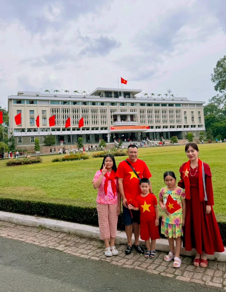 Quốc khánh 2/9: Đại tá Tự Long, NSND Thu Hà và sao Việt phủ đỏ mạng xã hội - Hình 1