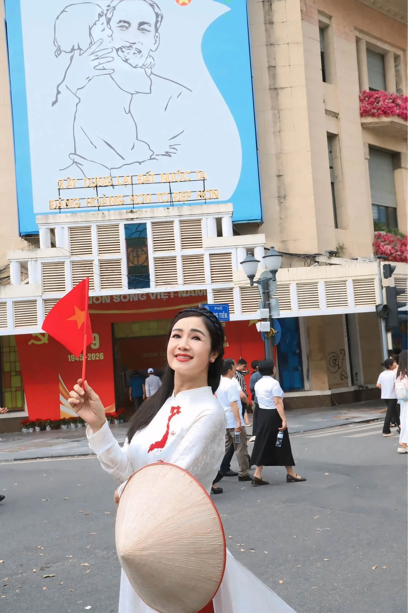 Quốc khánh 2/9: Đại tá Tự Long, NSND Thu Hà và sao Việt phủ đỏ mạng xã hội - Hình 2