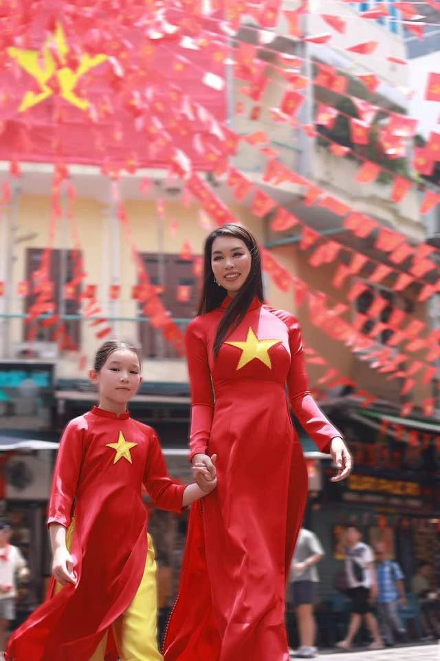 Quốc khánh 2/9: Đại tá Tự Long, NSND Thu Hà và sao Việt phủ đỏ mạng xã hội - Hình 10
