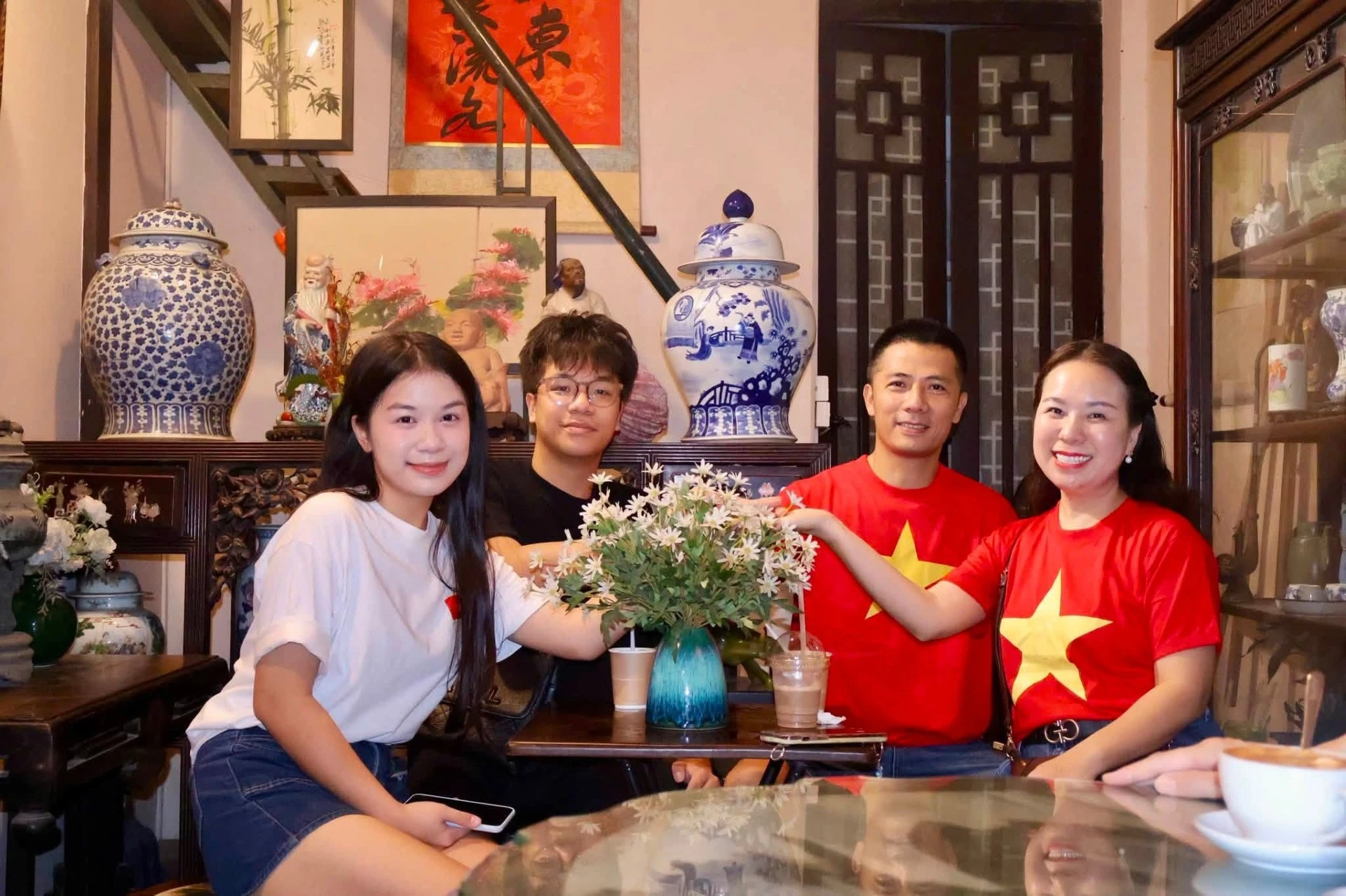 Quốc khánh 2/9: Đại tá Tự Long, NSND Thu Hà và sao Việt phủ đỏ mạng xã hội - Hình 16