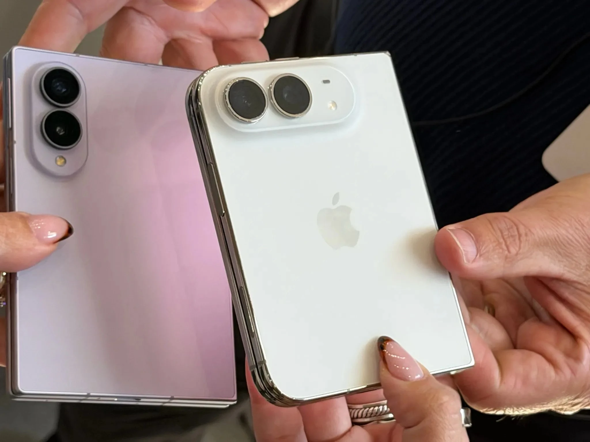 Galaxy Z Fold8 Ultra đối đầu iPhone Duo: So găng phần cứng, thời lượng pin và giá bán - Hình 1