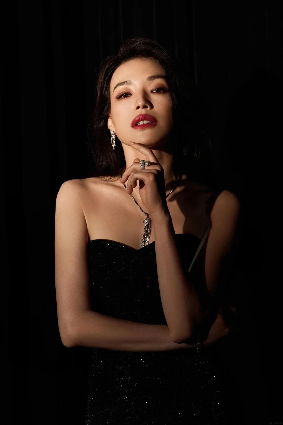 Thư Kỳ 50 tuổi ra sao khi đứng cạnh đàn em kém gần 2 con giáp - Hình 4