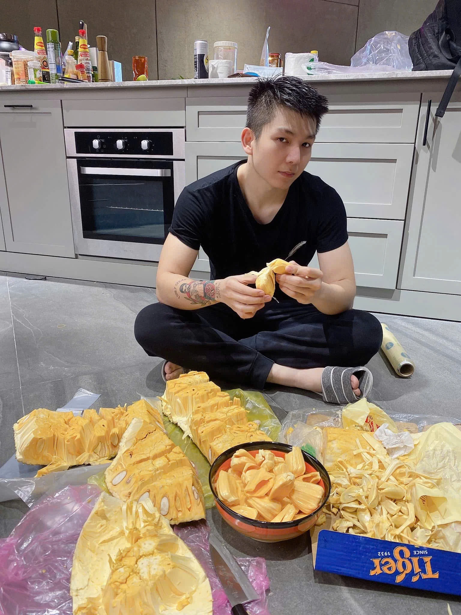 Việt Nam có ca sĩ đọ sắc với V (BTS) mà không lép vế, chạy show cưới được vợ rồi biến mất tăm - Hình 7