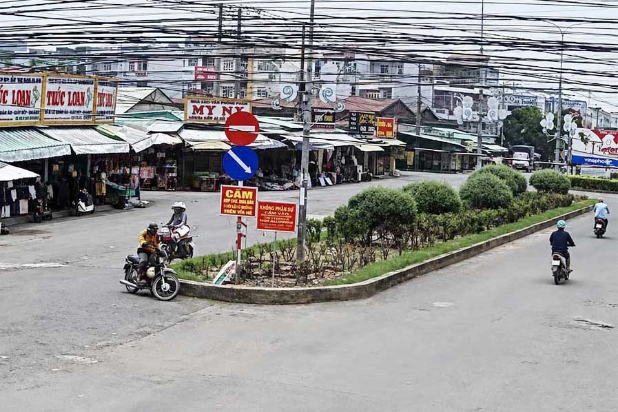 Xả thải bừa bãi, 2 người phụ nữ ở Tây Ninh bị phạt 1,5 triệu đồng - Hình 1