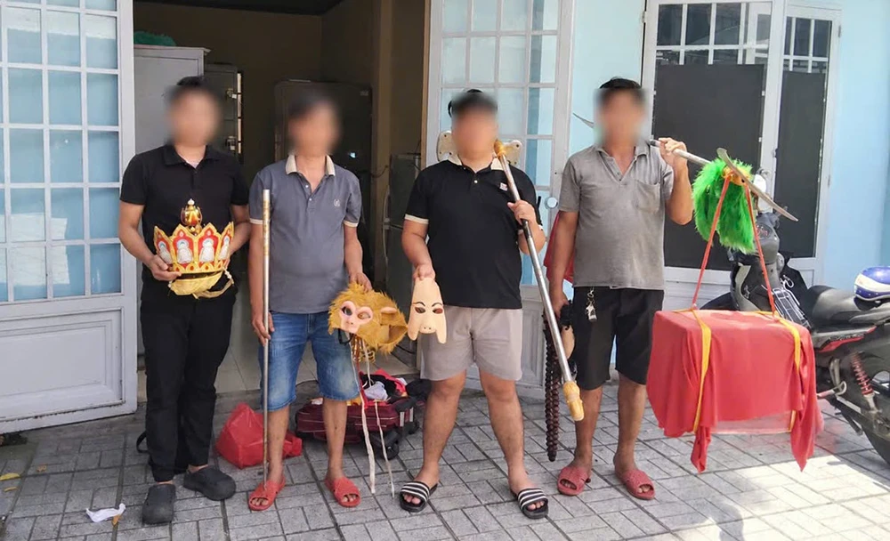 Công an làm việc với 4 người hóa trang thầy trò Đường Tăng đi bộ trong làn ô tô - Hình 1