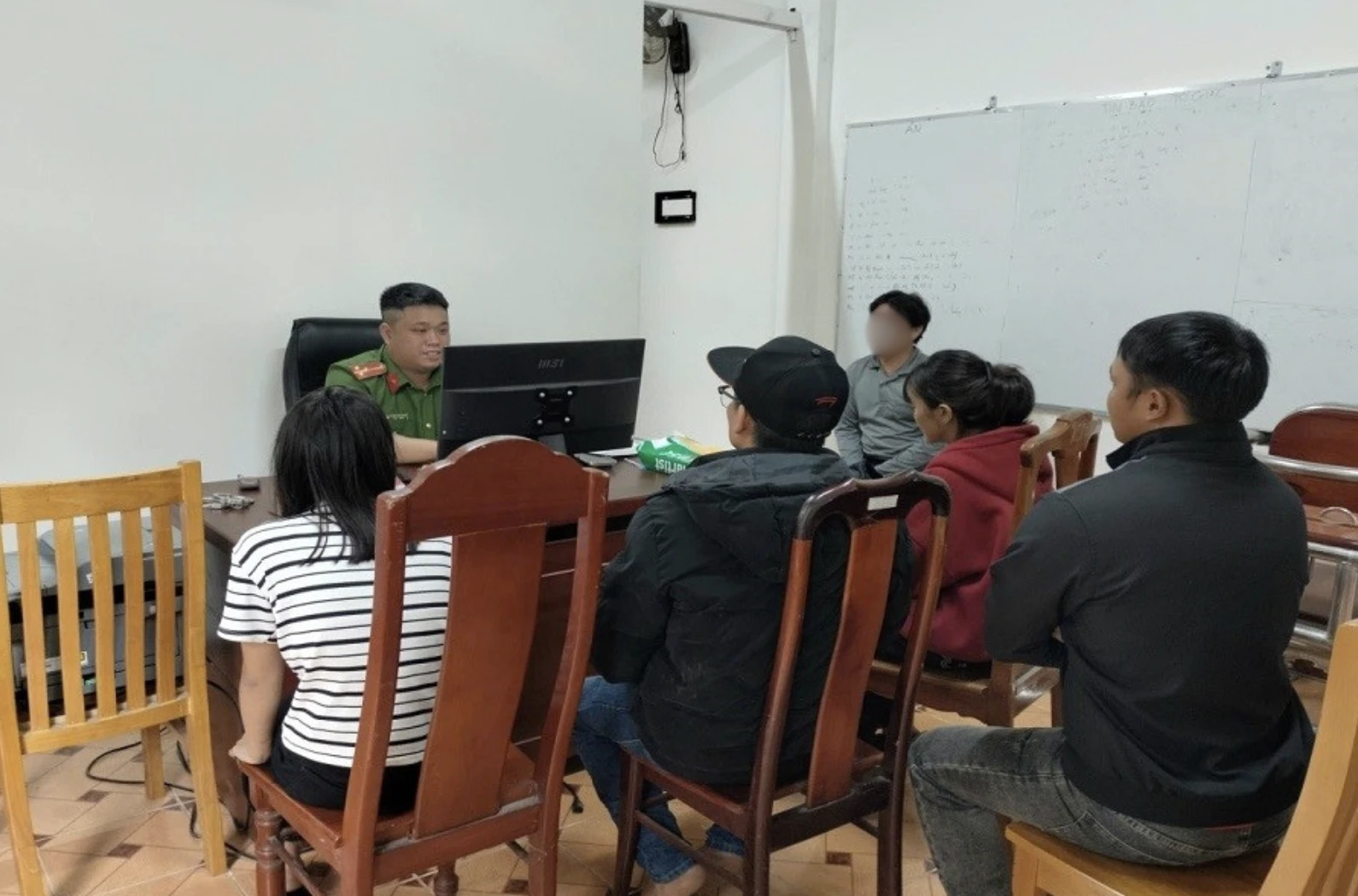Công an tìm thấy 2 bé gái ở Lâm Đồng rời nhà đi tìm việc nhẹ, lương cao - Hình 1