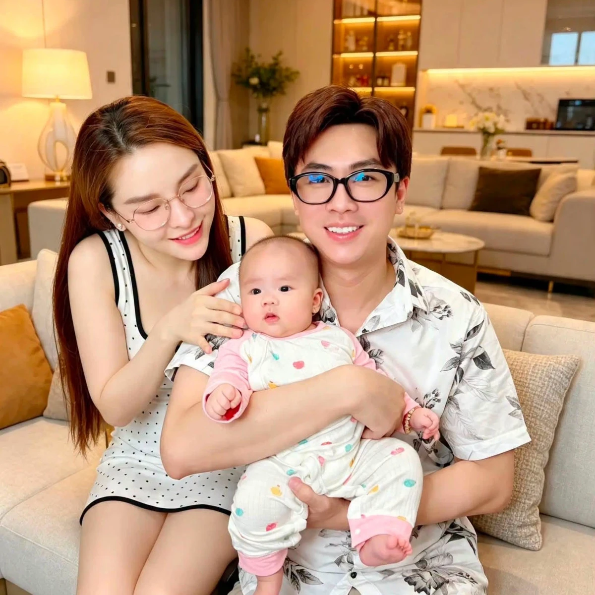 Hồ Việt Trung viên mãn bên cháu gái NSƯT Kim Tiểu Long, hạnh phúc vì lên chức - Hình 4