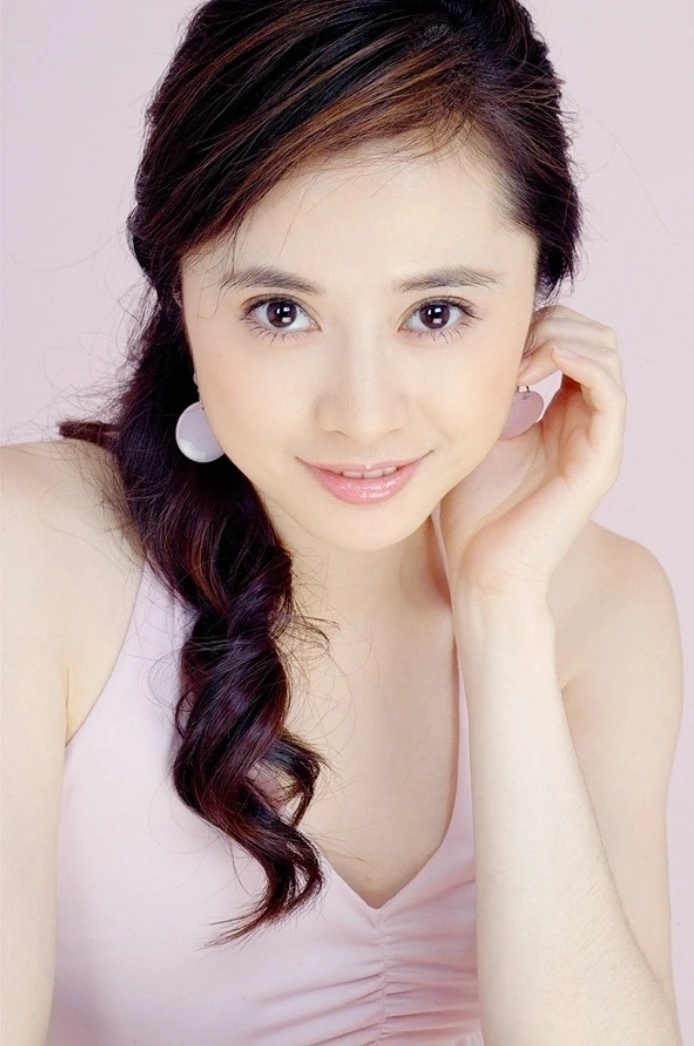 Ni cô đẹp nhất màn ảnh từ bỏ hào quang showbiz, tuổi 51 độc thân vui vẻ - Hình 1