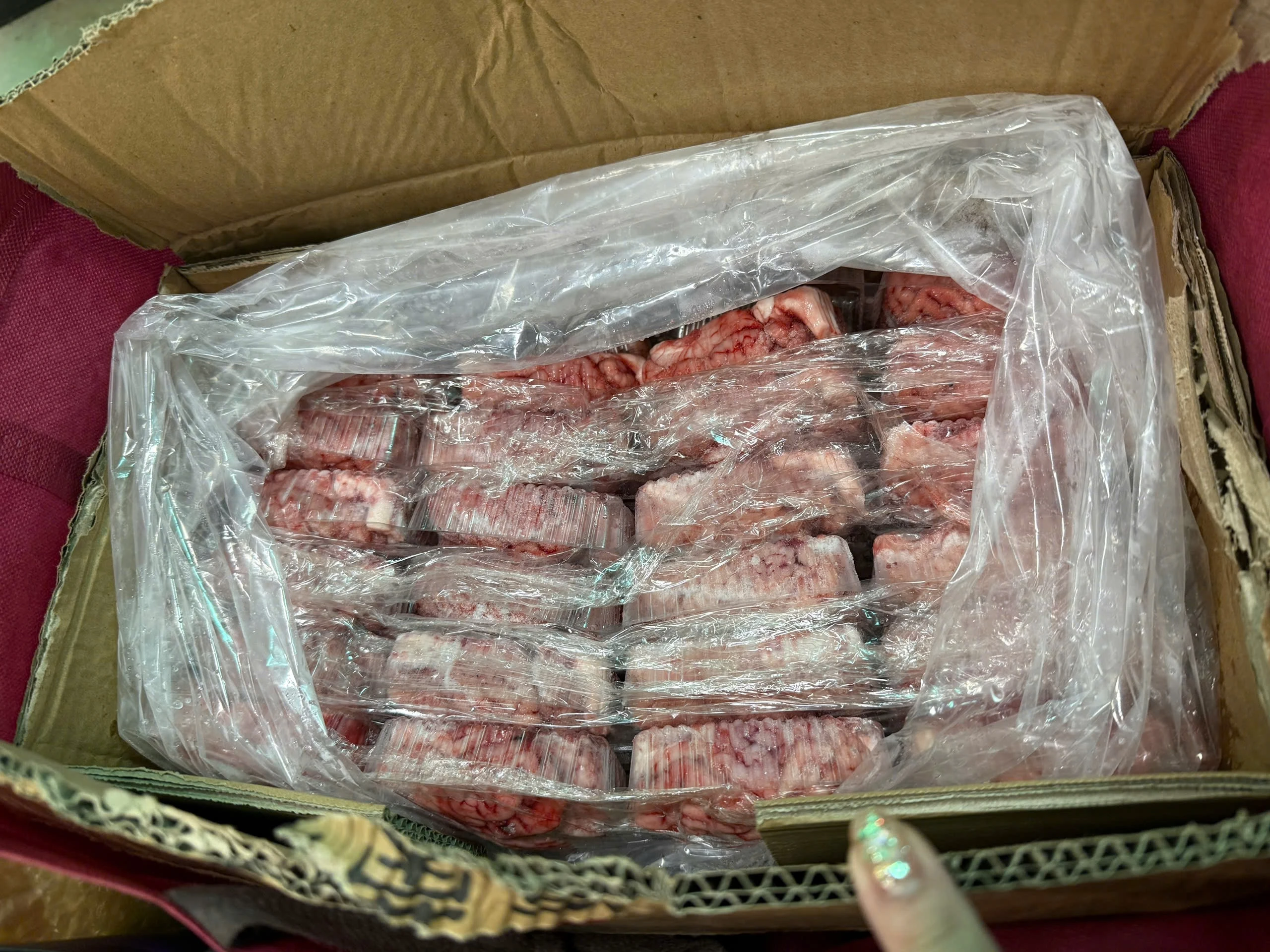 Thu giữ hơn 800kg lạp xưởng, xúc xích, thịt đông lạnh không rõ nguồn gốc - Hình 2