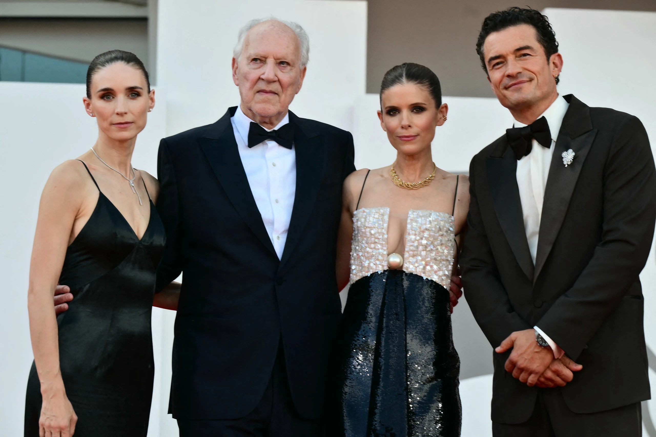 Cảnh nóng gây sốc của Orlando Bloom với hai bạn diễn nữ hứng chỉ trích - Hình 3