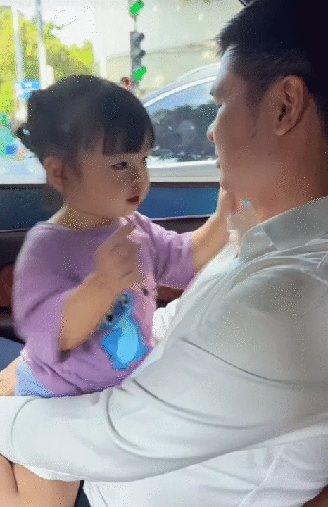 Cháu gái của bầu Hiển mới 3 tuổi đã mê trái bóng tròn, gương mặt copy paste từ bố chủ tịch, đủ thấy gen nội trội thế nào! - Hình 8