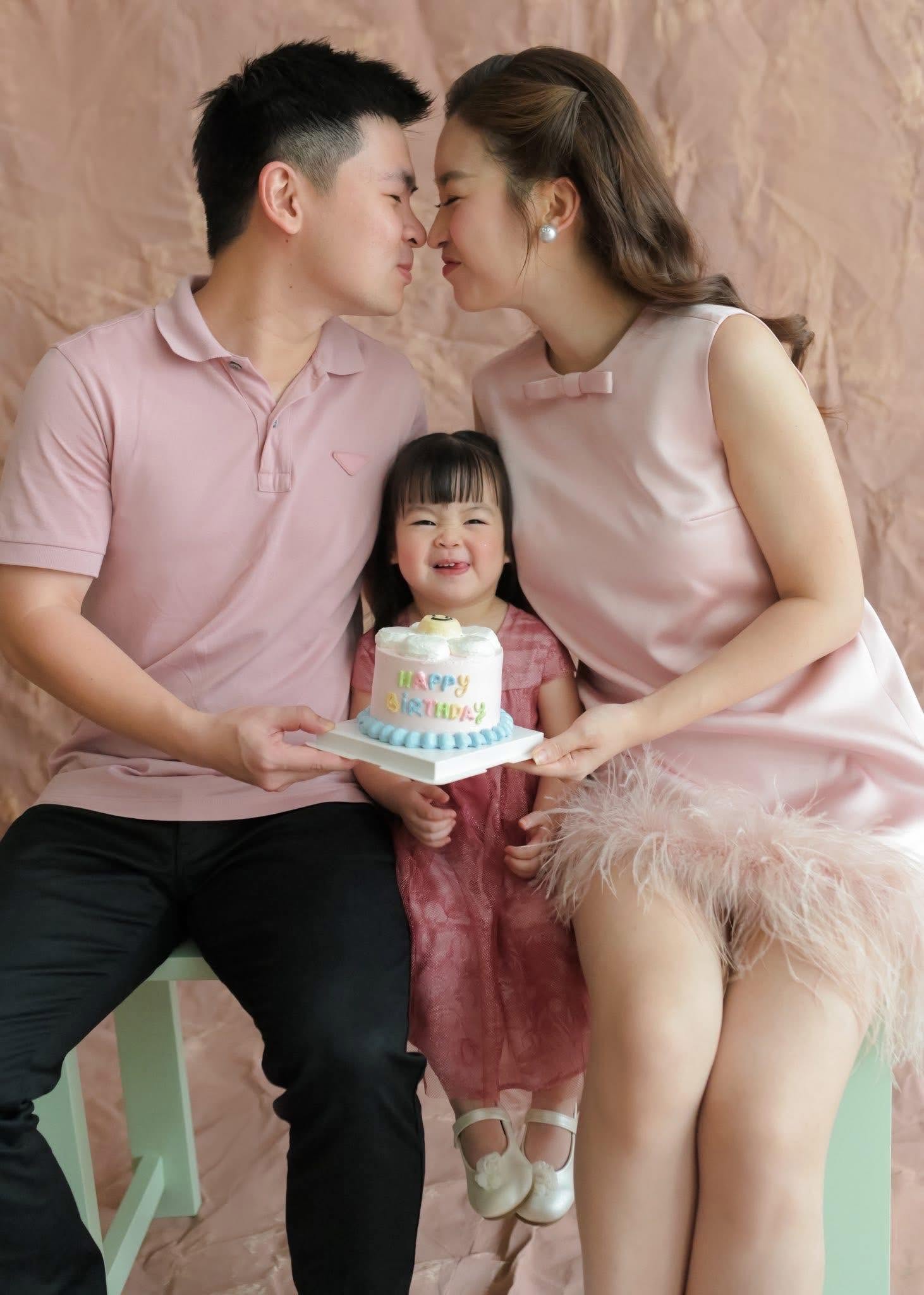 Cháu gái của bầu Hiển mới 3 tuổi đã mê trái bóng tròn, gương mặt copy paste từ bố chủ tịch, đủ thấy gen nội trội thế nào! - Hình 2