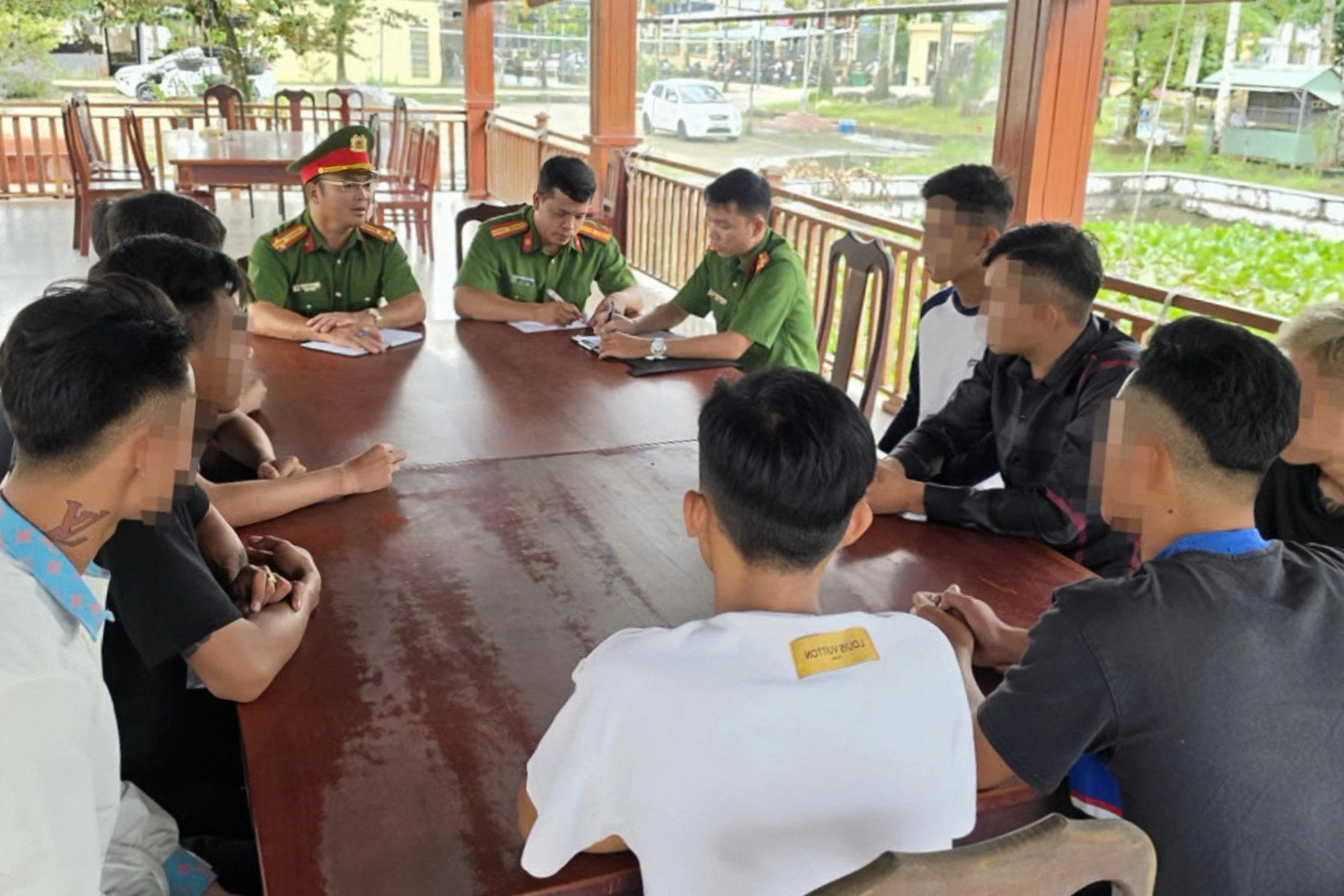 Công an triệu tập nhóm dàn dựng video đánh nhau ở ngã tư tử thần - Hình 1