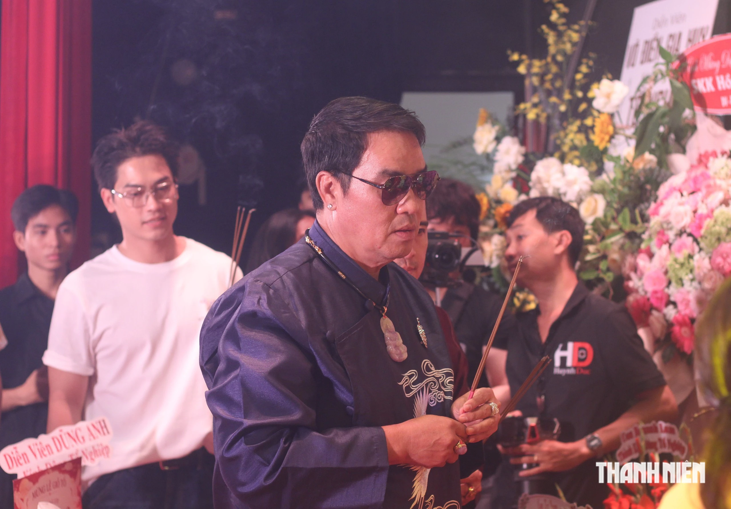 Kim Tử Long, Lâm Vỹ Dạ giản dị dâng hương dịp giỗ Tổ sân khấu - Hình 3