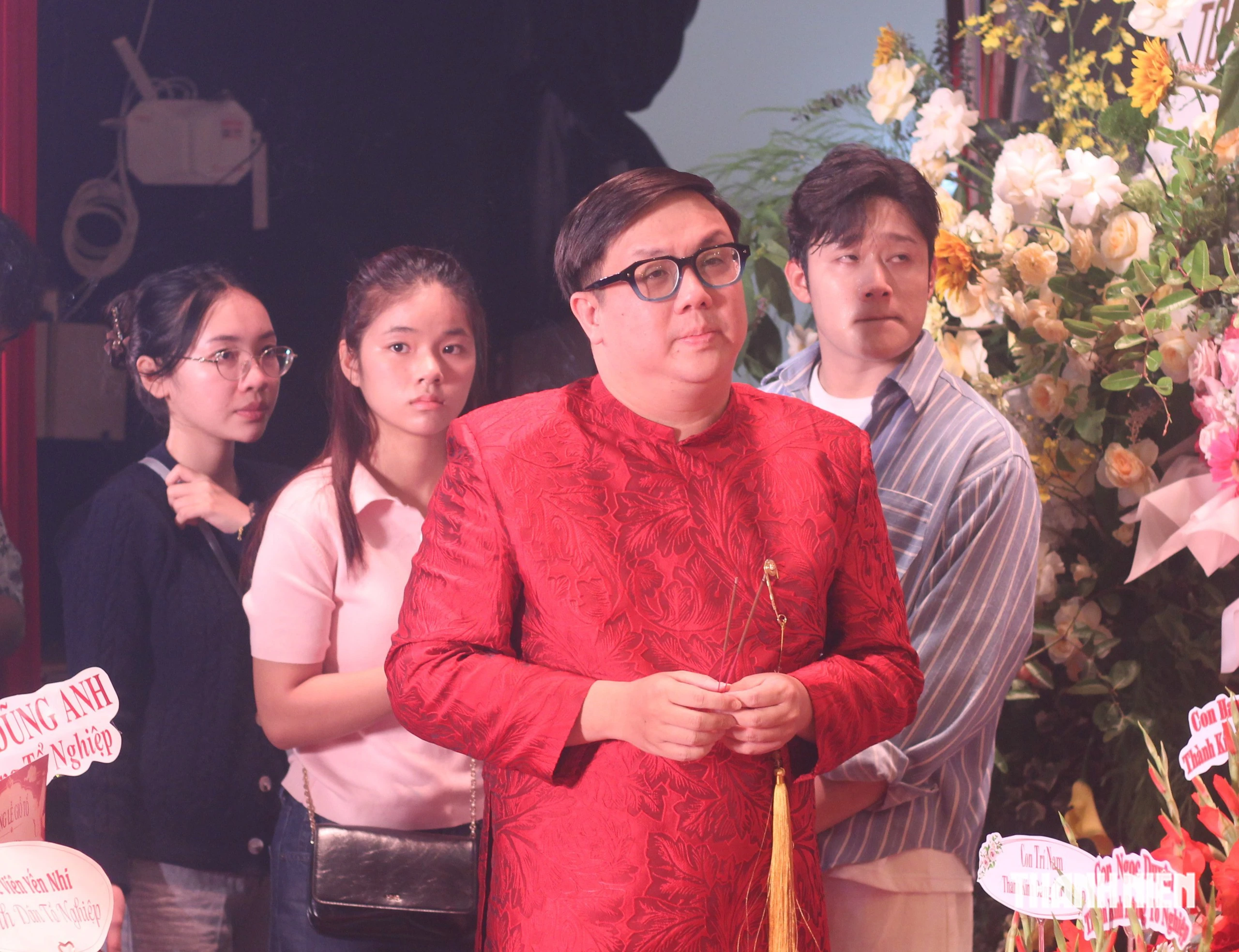 Kim Tử Long, Lâm Vỹ Dạ giản dị dâng hương dịp giỗ Tổ sân khấu - Hình 5