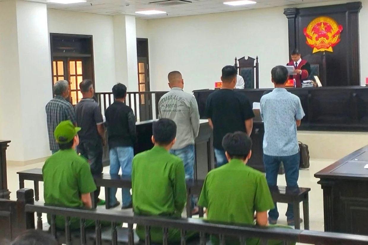 Đánh nhau gây náo loạn bệnh viện, 6 bị cáo lĩnh án - Hình 1