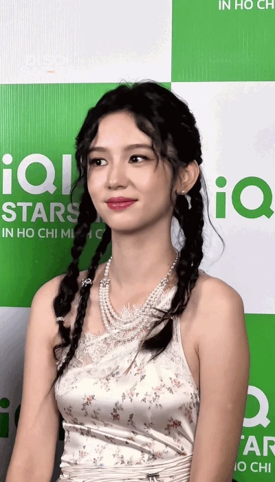 Hứa Khải - Châu Dã không lỗ hổng visual xuất hiện tại Việt Nam, tình tứ không chút ngại ngùng trước rừng camera - Hình 3