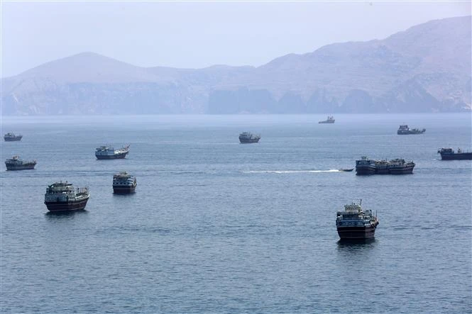 Iran đề xuất mở lại eo biển Hormuz trong 7 ngày - Hình 1