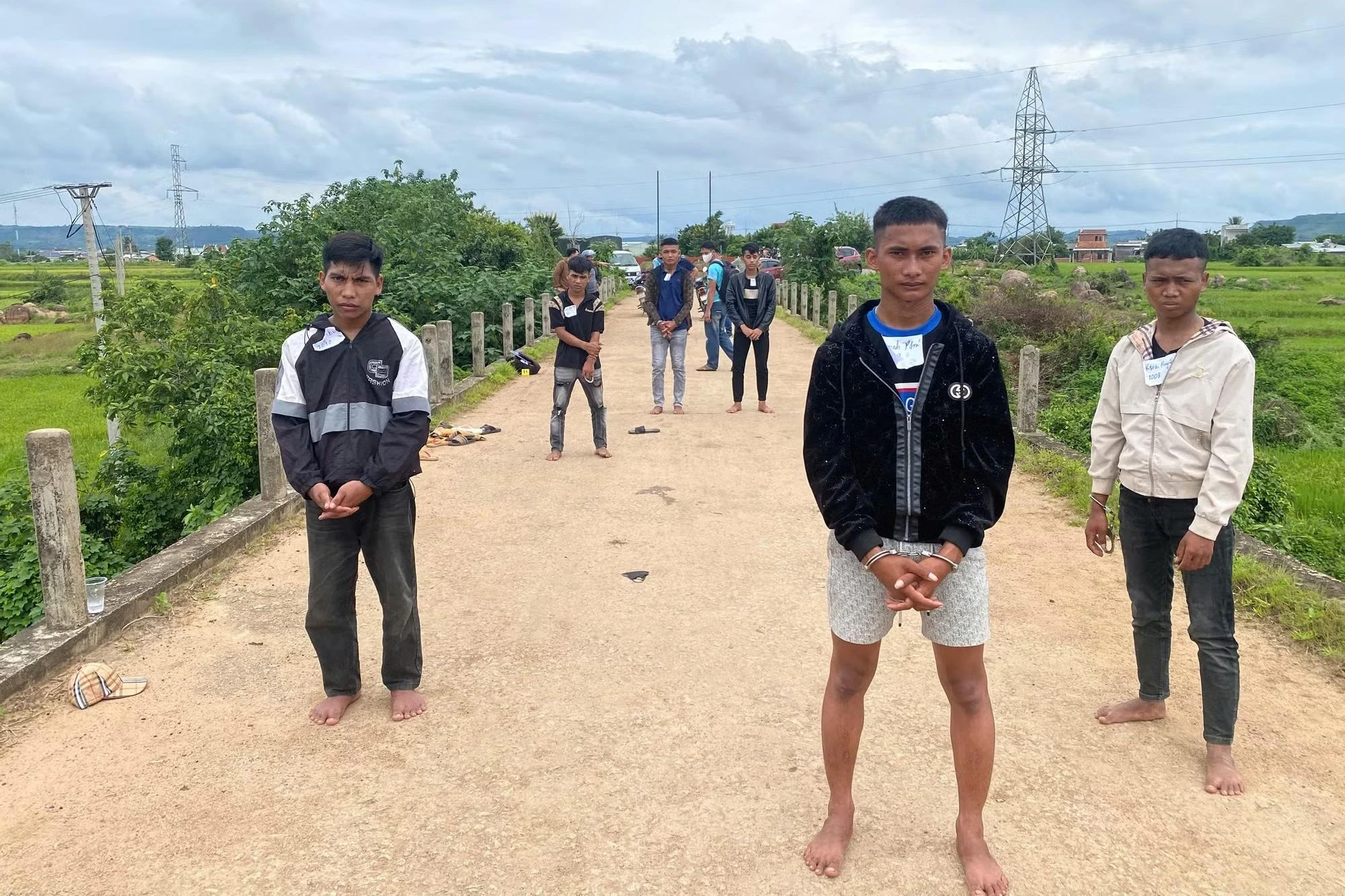 Sau tiếng nẹt pô giữa làng, một thanh niên bị chém tử vong - Hình 1