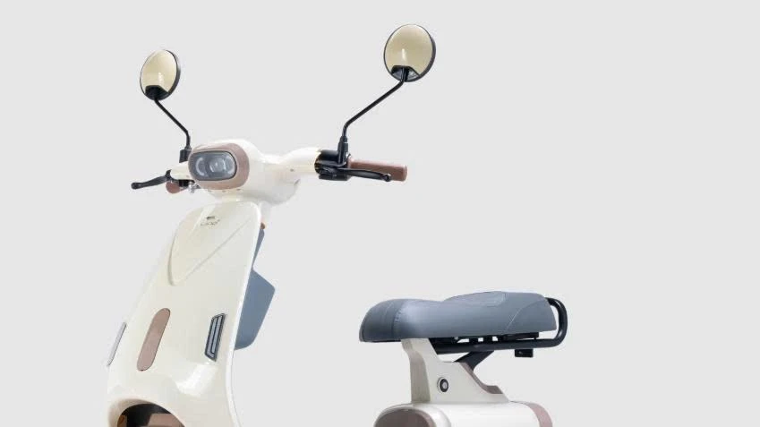 Trải nghiệm xe máy điện đi tới 90km/1 lần sạc, động cơ công suất 1.400W, giá chỉ 15,5 triệu đồng - Hình 2