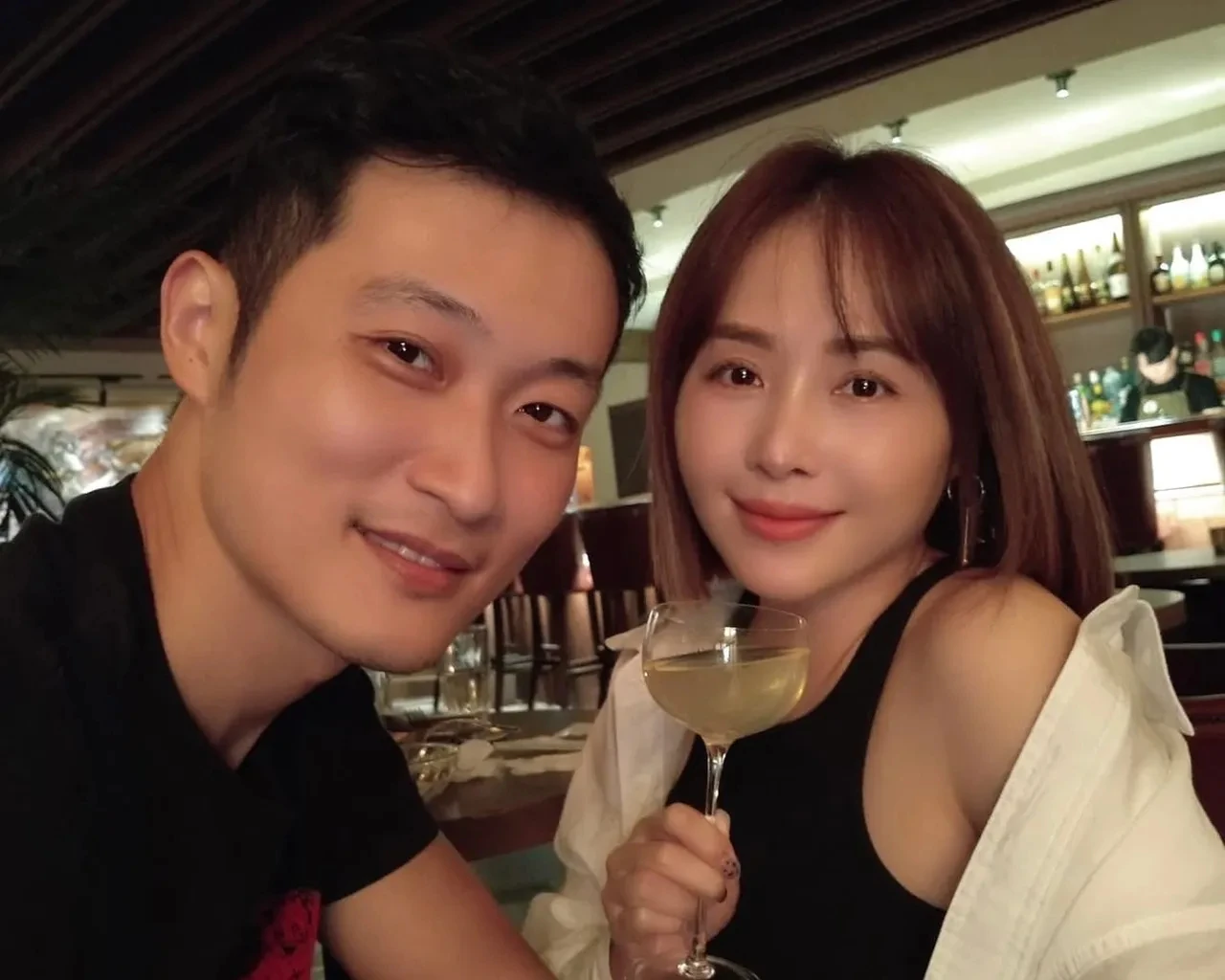Vô tình bắt gặp nữ diễn viên M. tới tòa án ly hôn sau 7 năm cưới, nguyên nhân đổ vỡ do chồng cô đập phá đồ đạc - Hình 2
