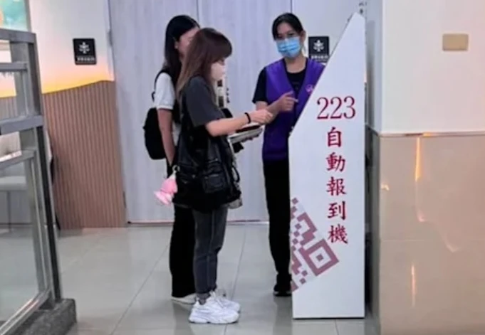 Vô tình bắt gặp nữ diễn viên M. tới tòa án ly hôn sau 7 năm cưới, nguyên nhân đổ vỡ do chồng cô đập phá đồ đạc - Hình 1