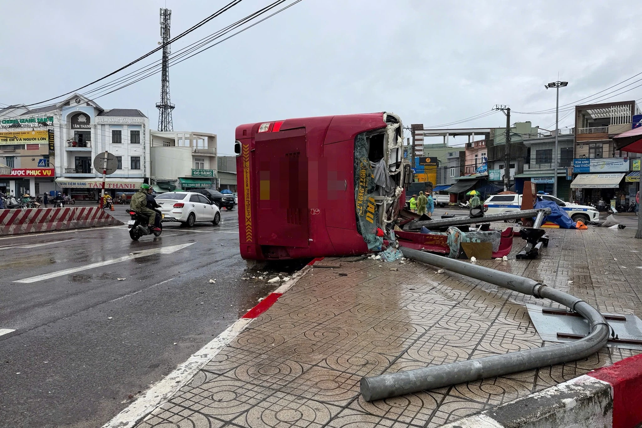 Xe khách lật trên quốc lộ, nhiều người bị thương - Hình 1