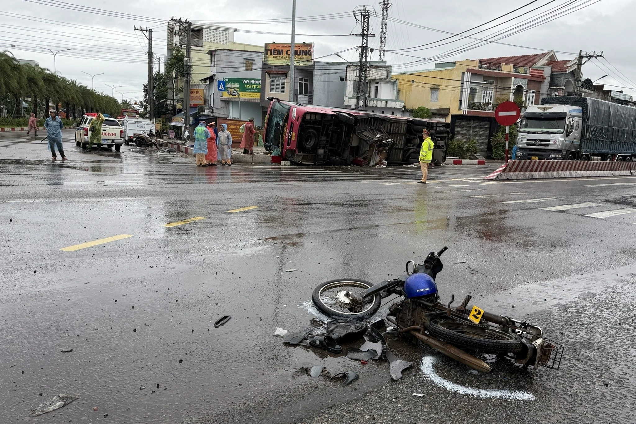 Xe khách lật trên quốc lộ, nhiều người bị thương - Hình 2