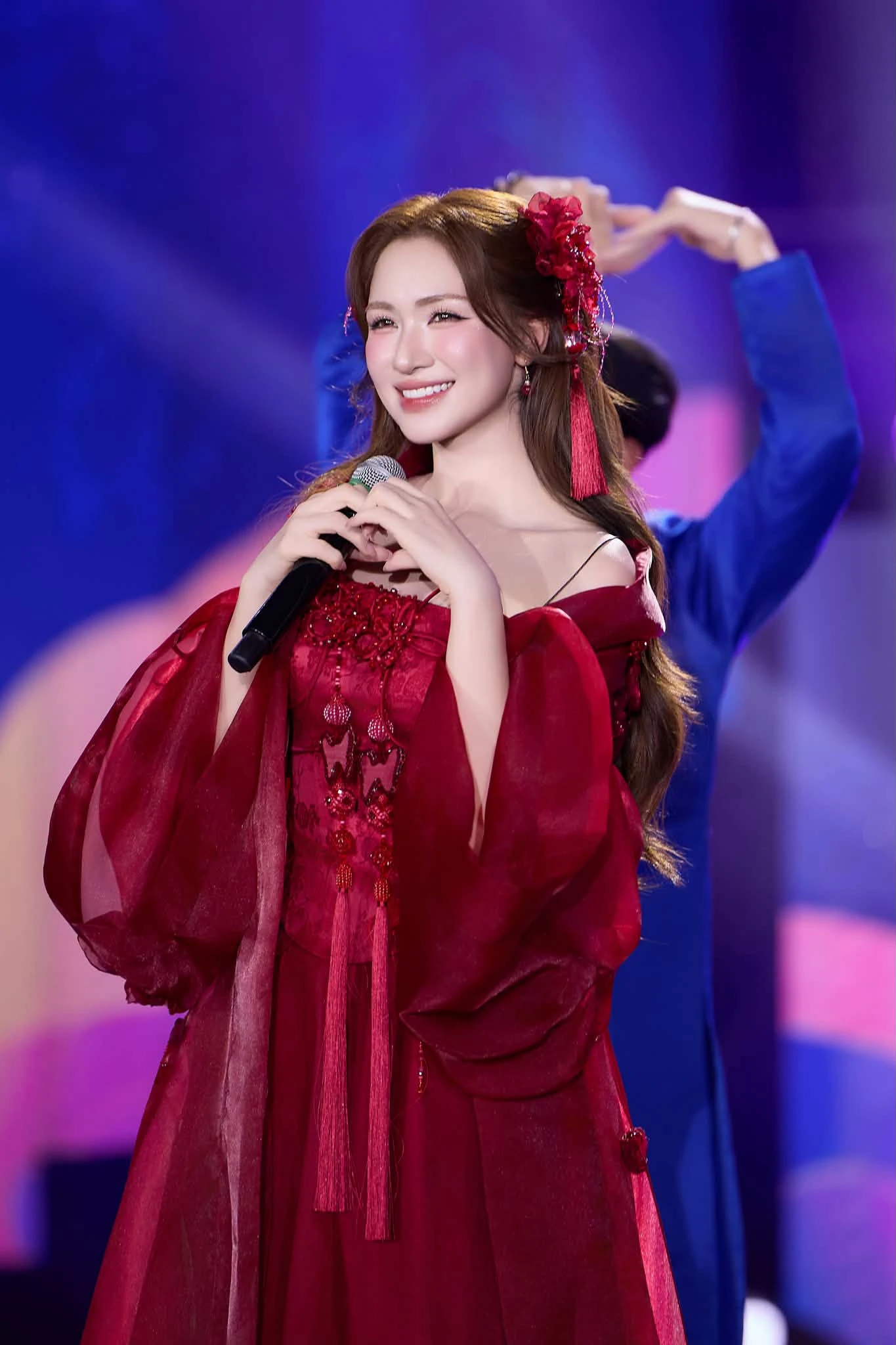 Ca sĩ Việt làm show miễn phí ở Bắc Ninh, chiếu MV 327 triệu views cho cả làng cùng xem - Hình 5