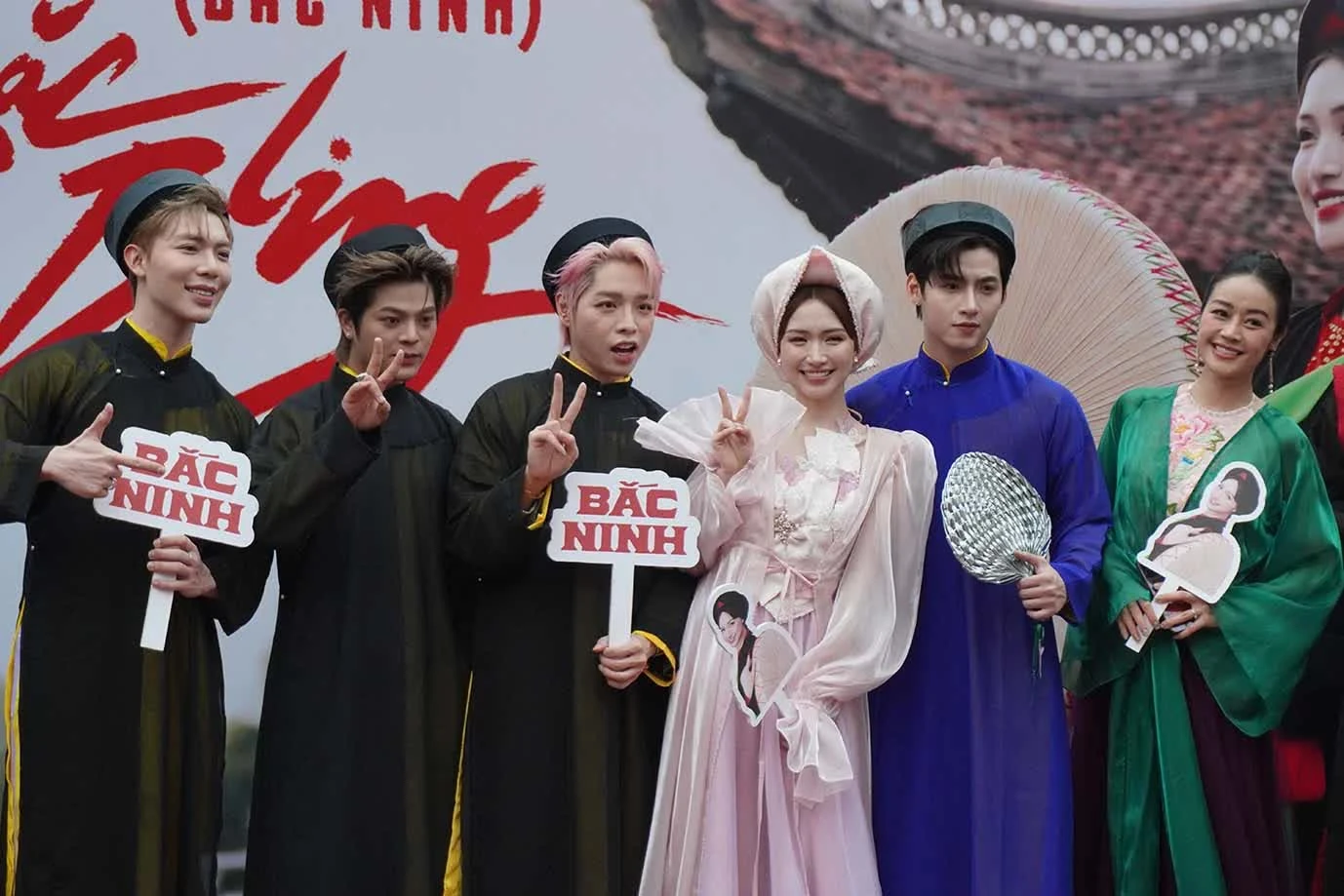 Ca sĩ Việt làm show miễn phí ở Bắc Ninh, chiếu MV 327 triệu views cho cả làng cùng xem - Hình 8