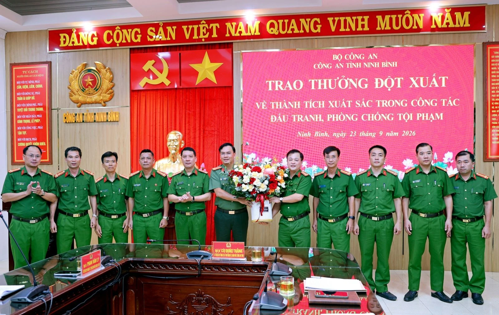 Khen thưởng đột xuất vụ bắt giang hồ cộm cán Đức Cộng - Hình 2