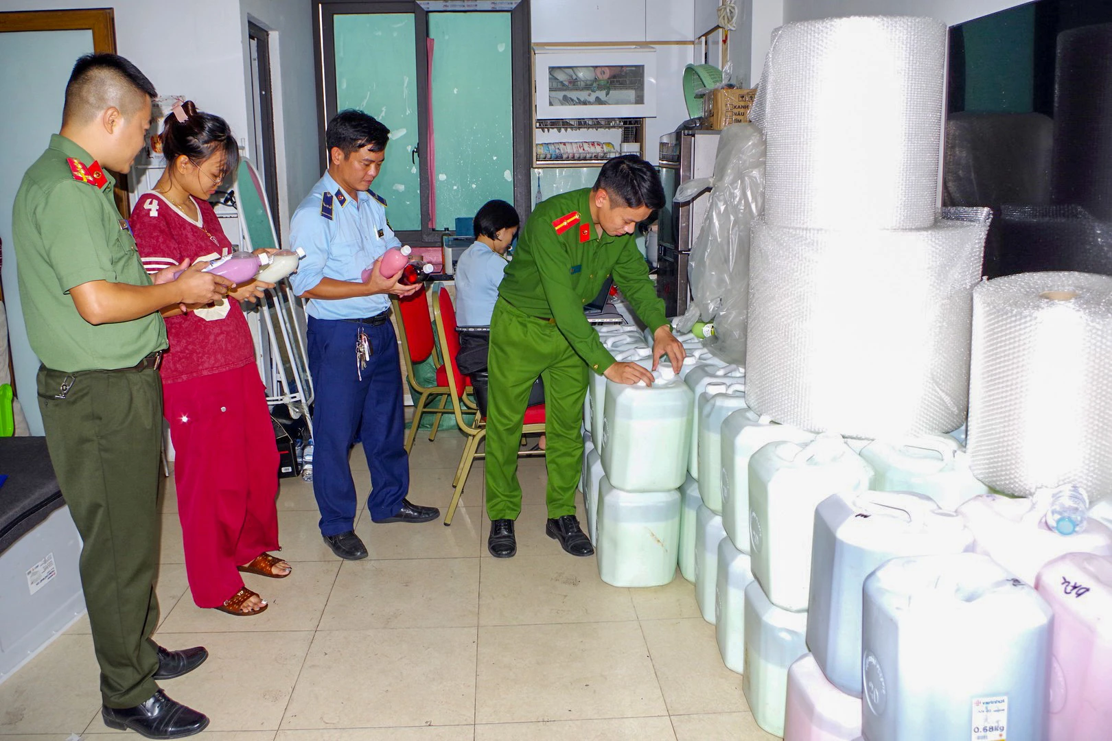 Kiểm tra kho rượu đặc sản ở Ninh Bình, thu giữ gần 1.800 lít - Hình 1