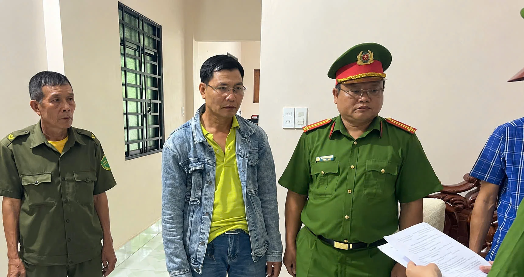 Nổ quen ông nọ bà kia làm sổ đỏ đất rừng ở Phú Quốc, chiếm đoạt 17 tỷ đồng - Hình 1