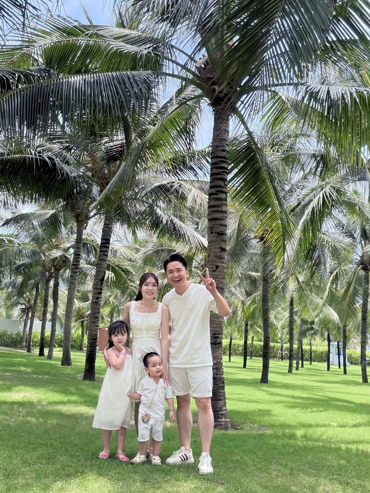 NSND Phạm Phương Thảo làm duyên trong vườn bưởi, Sơn Tuyền U70 chăm chạy bộ - Hình 4