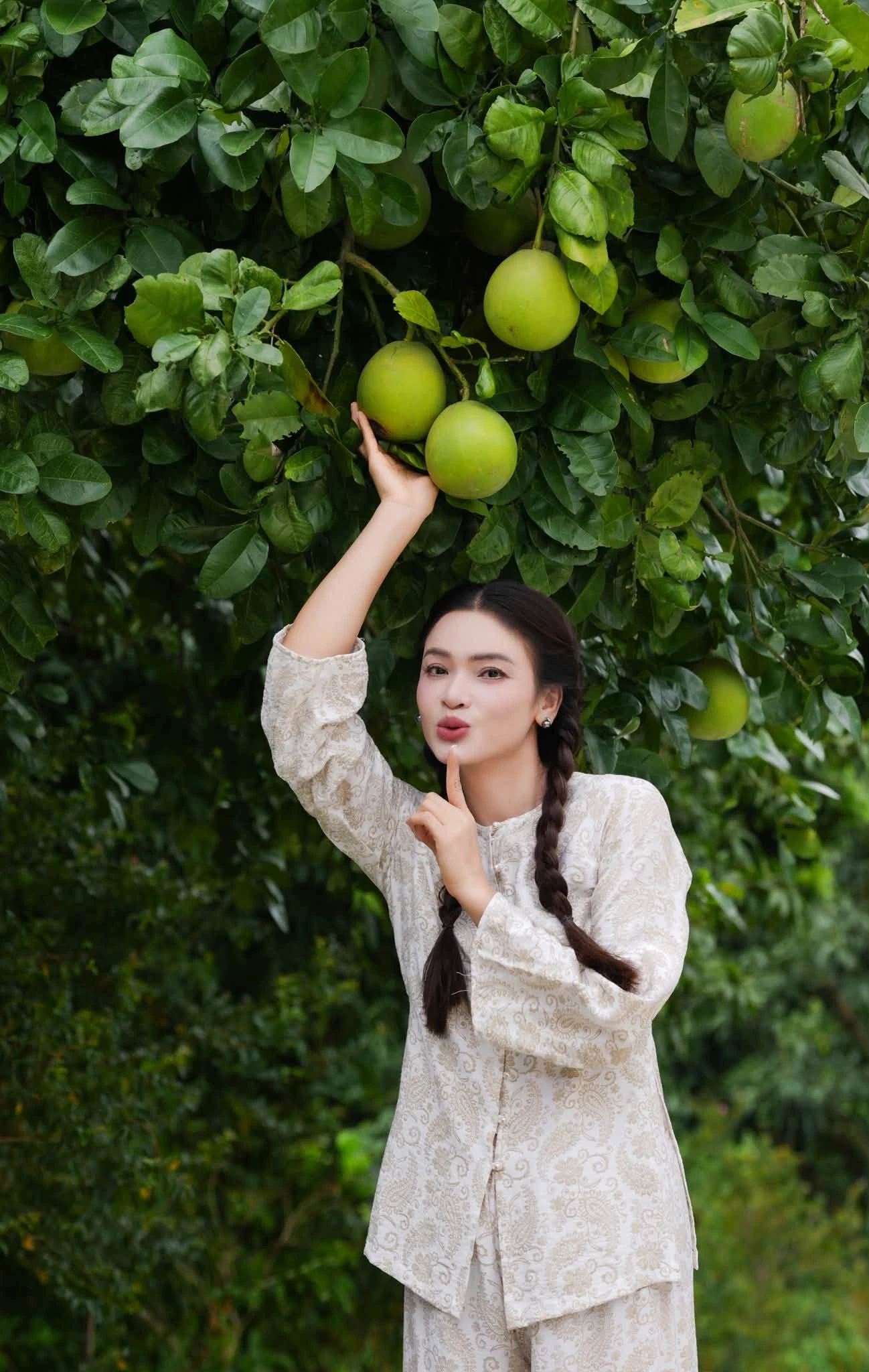 NSND Phạm Phương Thảo làm duyên trong vườn bưởi, Sơn Tuyền U70 chăm chạy bộ - Hình 1