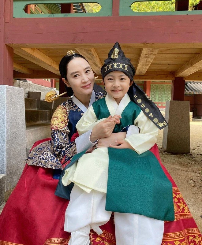 Tình hình mới nhất của con gái Kim Tae Hee - Hình 6