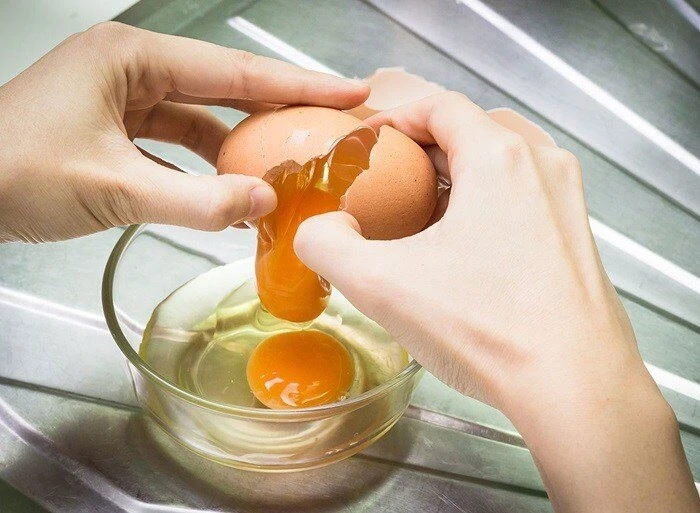 Trứng xào với lá mệnh danh là rau của thận chỉ vài phút là được ăn, vừa ngon lại bổ dưỡng, thơm hơn cho hành - Hình 2