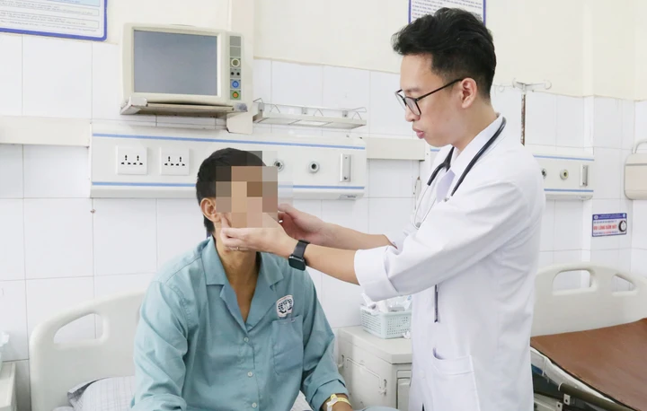 Tự uống thuốc chữa xơ gan, người đàn ông suy gan nặng, chỉ số vàng da gấp 42 lần - Hình 1