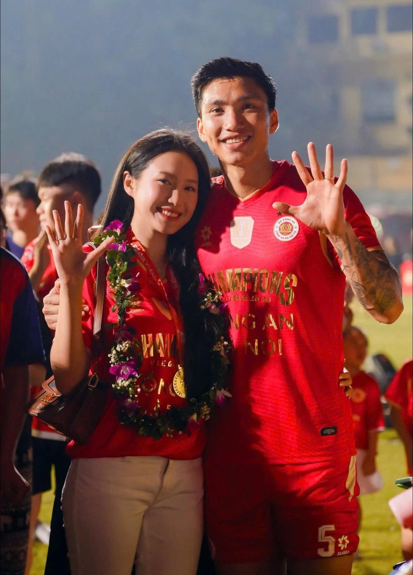 Đoàn Văn Hậu - Doãn Hải My lộ diện sau ồn ào, đẹp nức nở dùng kính lúp soi cũng không ra khuyết điểm - Hình 6