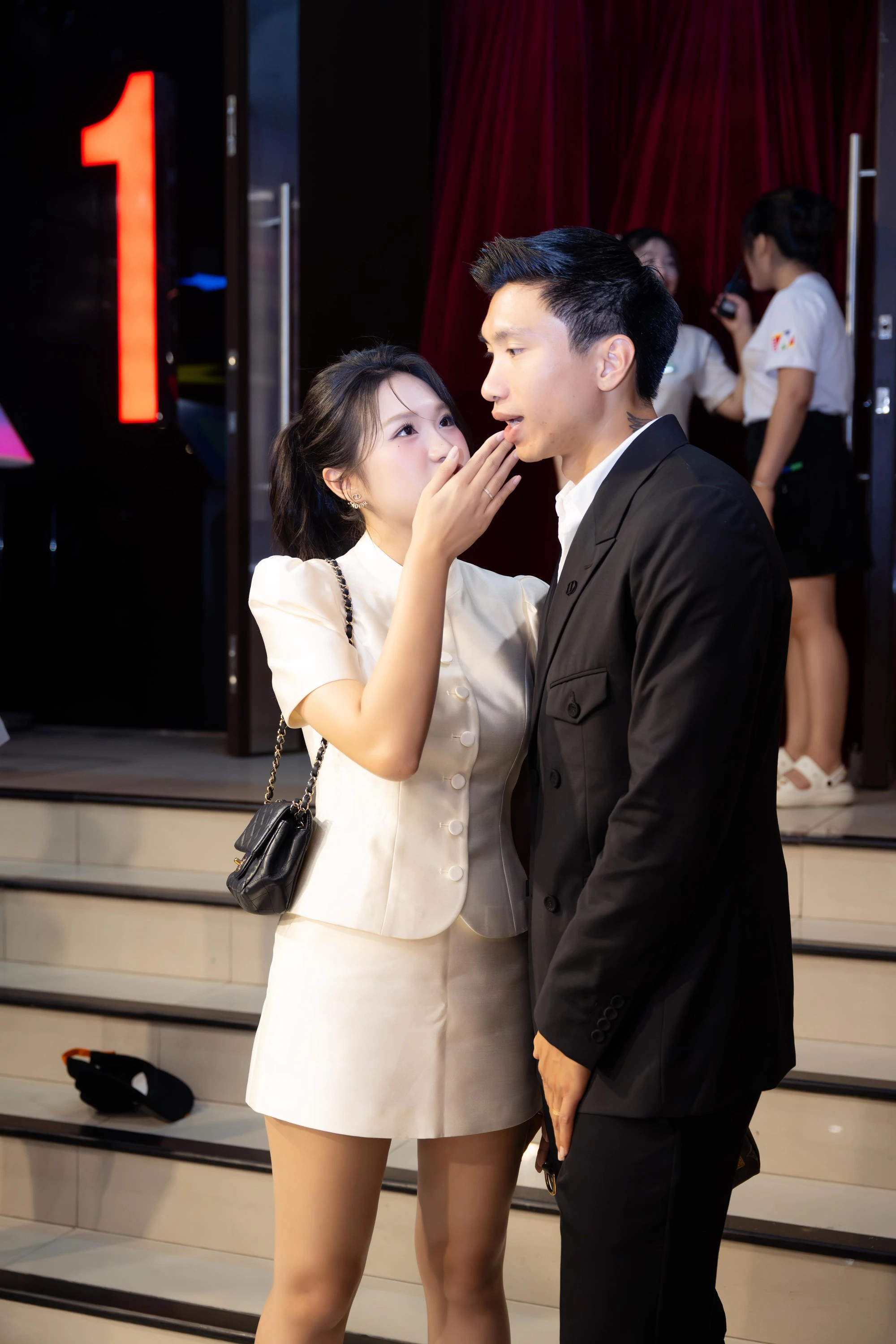 Đoàn Văn Hậu - Doãn Hải My lộ diện sau ồn ào, đẹp nức nở dùng kính lúp soi cũng không ra khuyết điểm - Hình 2