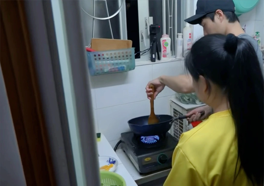 Mẹ đơn thân cùng con gái sống trong hộp diêm 5m: Bếp ngay cạnh bồn cầu, vẫn cố vun vén thành mái ấm - Hình 10