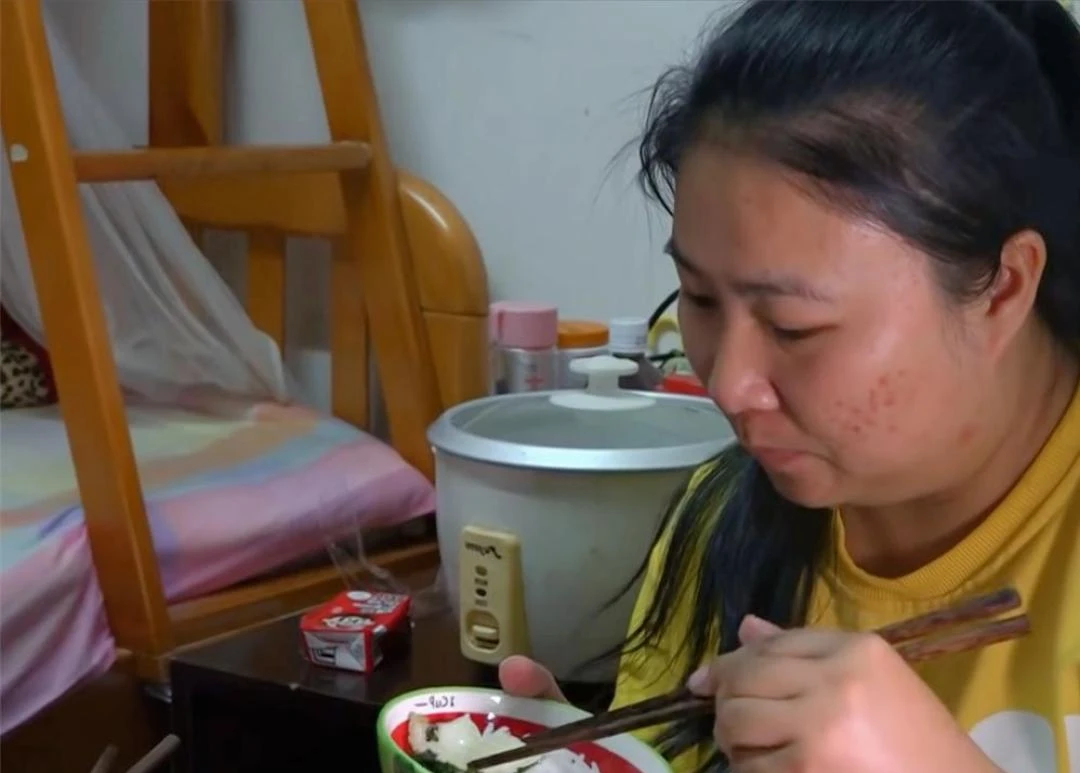 Mẹ đơn thân cùng con gái sống trong hộp diêm 5m: Bếp ngay cạnh bồn cầu, vẫn cố vun vén thành mái ấm - Hình 18