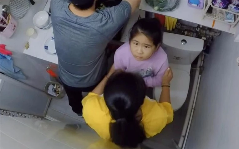 Mẹ đơn thân cùng con gái sống trong hộp diêm 5m: Bếp ngay cạnh bồn cầu, vẫn cố vun vén thành mái ấm - Hình 1