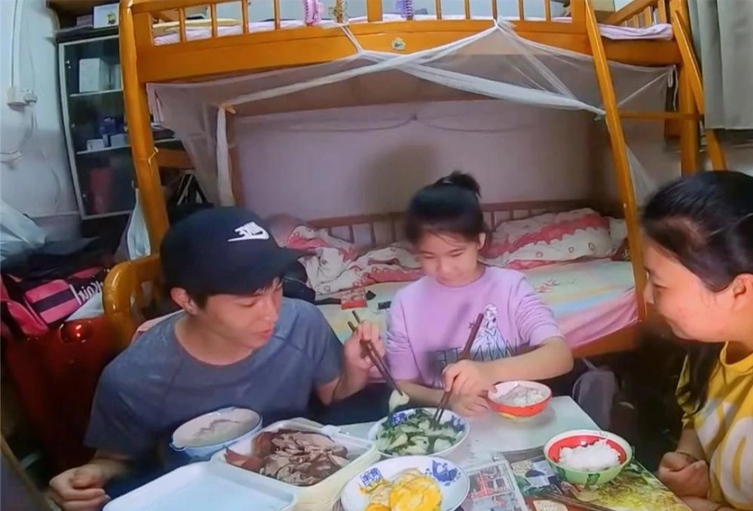 Mẹ đơn thân cùng con gái sống trong hộp diêm 5m: Bếp ngay cạnh bồn cầu, vẫn cố vun vén thành mái ấm - Hình 15