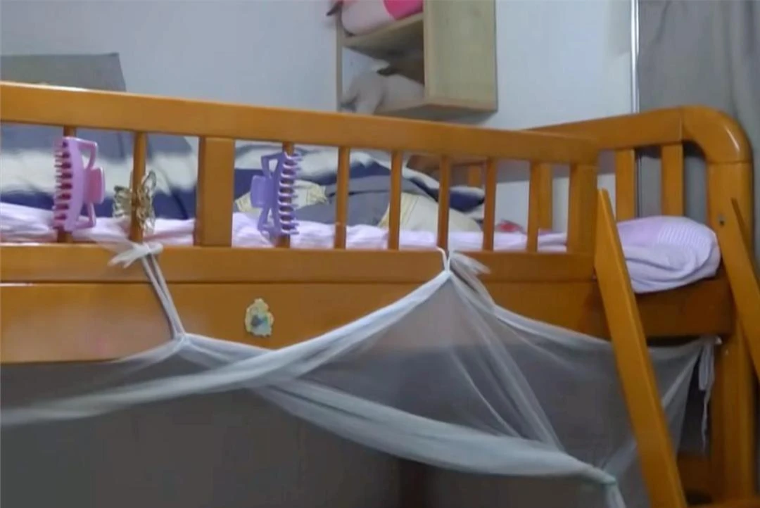 Mẹ đơn thân cùng con gái sống trong hộp diêm 5m: Bếp ngay cạnh bồn cầu, vẫn cố vun vén thành mái ấm - Hình 16