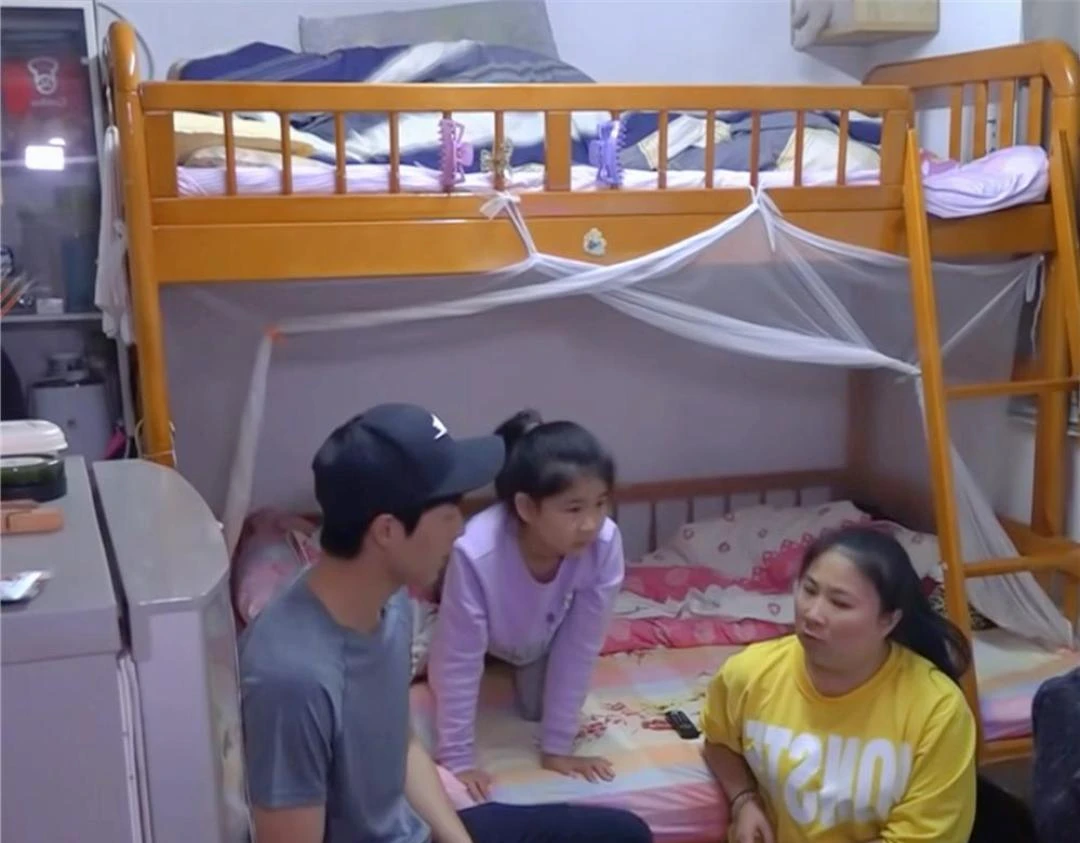 Mẹ đơn thân cùng con gái sống trong hộp diêm 5m: Bếp ngay cạnh bồn cầu, vẫn cố vun vén thành mái ấm - Hình 17